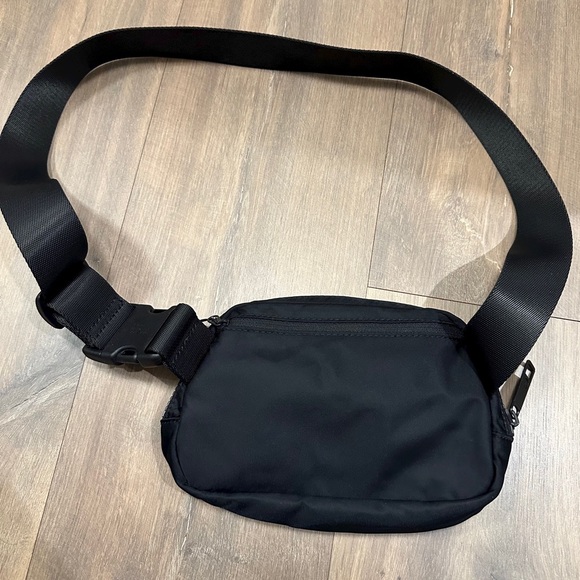 Lululemon Everywhere Belt Bag (1L) - EUC - Picture 2 of 6